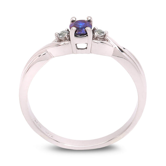 White Gold Ring with Oval Sapphire and Diamonds. 10k, S: 0.30ct, TDW: 0.04ct