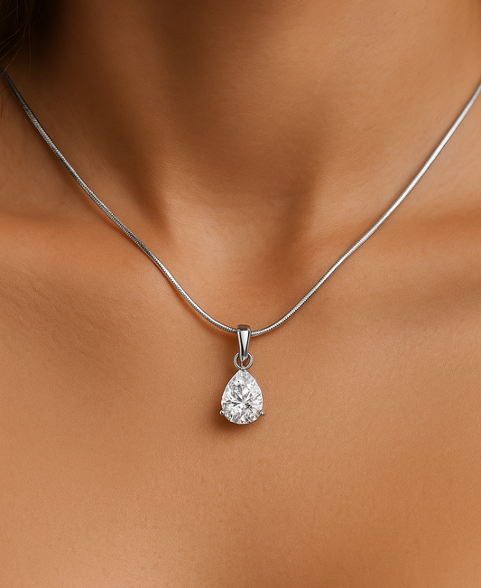 Elegant Pear-Shaped Diamond Pendant Necklace in White Gold – Timeless Sparkle & Sophistication. 18k, 1ct, VS, G