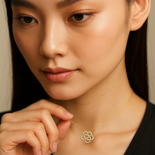 Yellow Gold Minimalist Diamond Necklace in Flower Style, 18k, TDW: 0.5ct, SI, GH