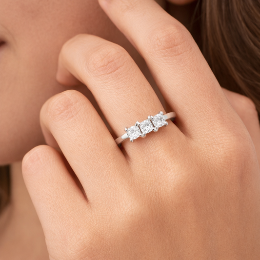 White Gold Princess Cut Triple Diamond Ring 14k TDW: 0.28 CT SI HI