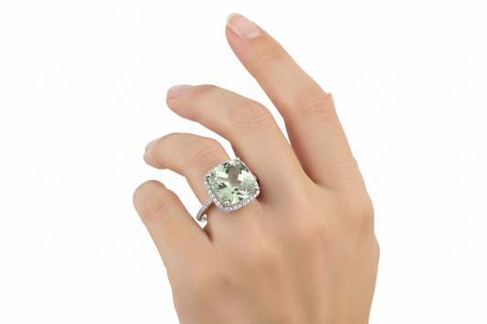 White Gold Green Quarts and Diamond Ring. 14k, Q:5.78ct, TDW: 0.2ct