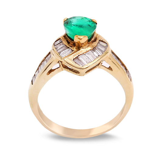 Yellow Gold Pear Shape Emerald and Diamond Ring. 18k, 3.8gr, E:0.82ct. TDW: 0.8ct SI I HI