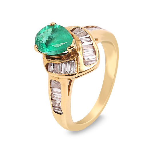 Yellow Gold Pear Shape Emerald and Diamond Ring. 18k, 3.8gr, E:0.82ct. TDW: 0.8ct SI I HI
