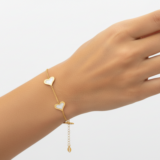18K Yellow Gold station Bracelet with heart setting in white enamel 3.1gr