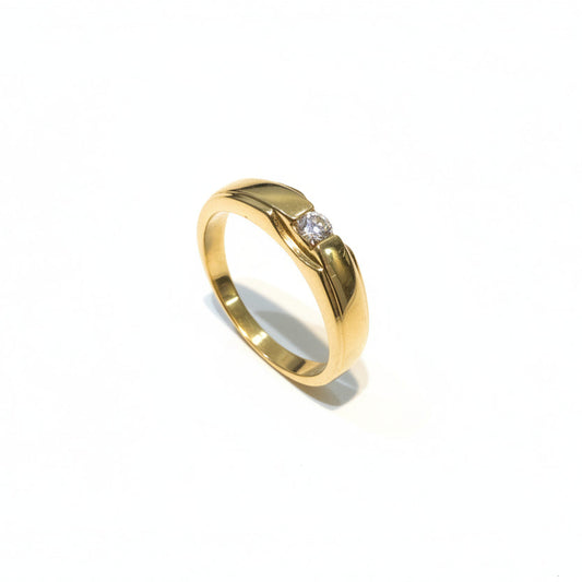 18K Yellow Gold Solitaire Diamond Ring. 3.27gr TDW: 0.10ct VS2 G