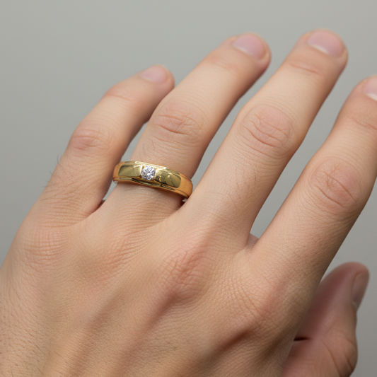 18K Yellow Gold Solitaire Diamond Ring. 4.1gr TDW:0.10ct VS2 G