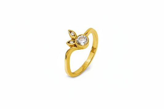Yellow Gold Diamond Ring with Channel Setting, Centre Diamond: 0.25ct and Two Small Diamonds in Leaf Shapes. 18k, TDW:0.27ct, VS , G-H