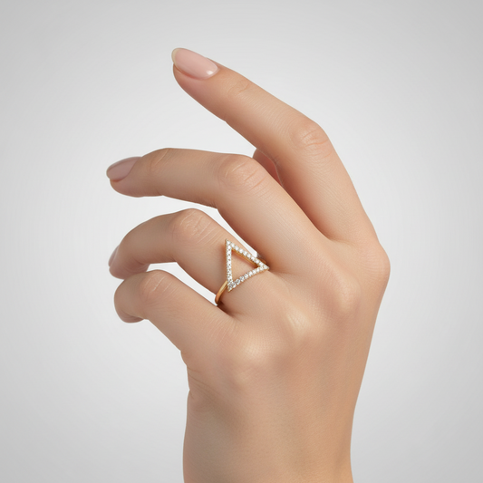 Yellow Gold Triangle Diamond Ring. 18k, 1.6gr, TDW: 0.22ct