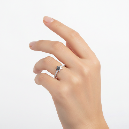 10K White Gold Star Shape Diamond Ring. TDW: 0.10ct