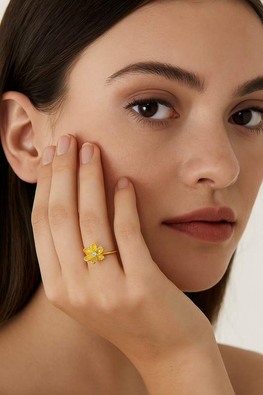 Yellow Gold CZ Flower Ring. 18k, 2.4gr