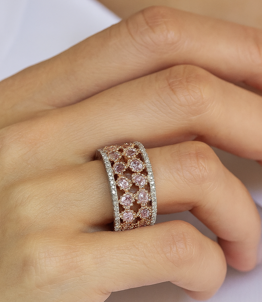 Two-tone White & Rose Gold Fancy Pink Diamonds and White Diamonds Ring. 18k, PD: 0.68ct, VS, WD:0.32ct VS, FG. TDW:1ct