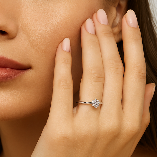 White Gold Classic 6-Prong Solitaire Diamond Engagement Ring. 18k, 0.4ct, VS, F