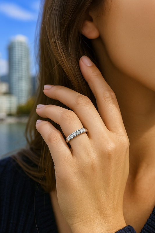 White Gold Band with 5 Diamonds, 14k, TDW: 0.15ct VS 1-2, G-H