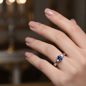 10K White Gold Ring with Oval Sapphire and Diamonds. S: 0.30ct TDW: 0.04ct