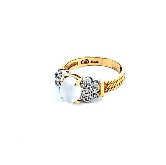 Yellow Gold Moon Stone and Diamond Ring. 14k 3.1gr M: 1.06ct TDW: 0.15ct