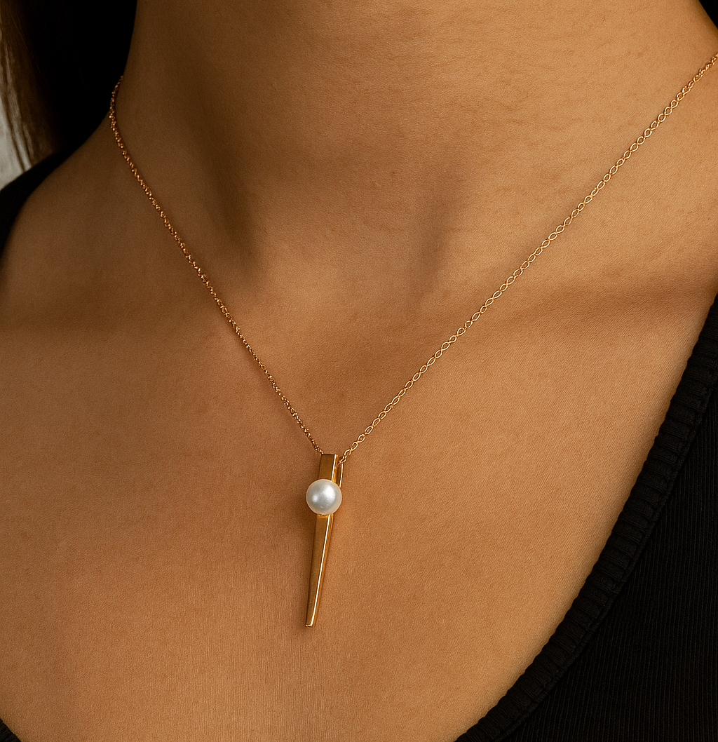 Yellow Gold Necklace pyramid style setting with one Freshwater Pearl. 18k, 2.15gr
