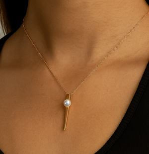 Yellow Gold Necklace pyramid style setting with one Freshwater Pearl. 18k, 2.15gr