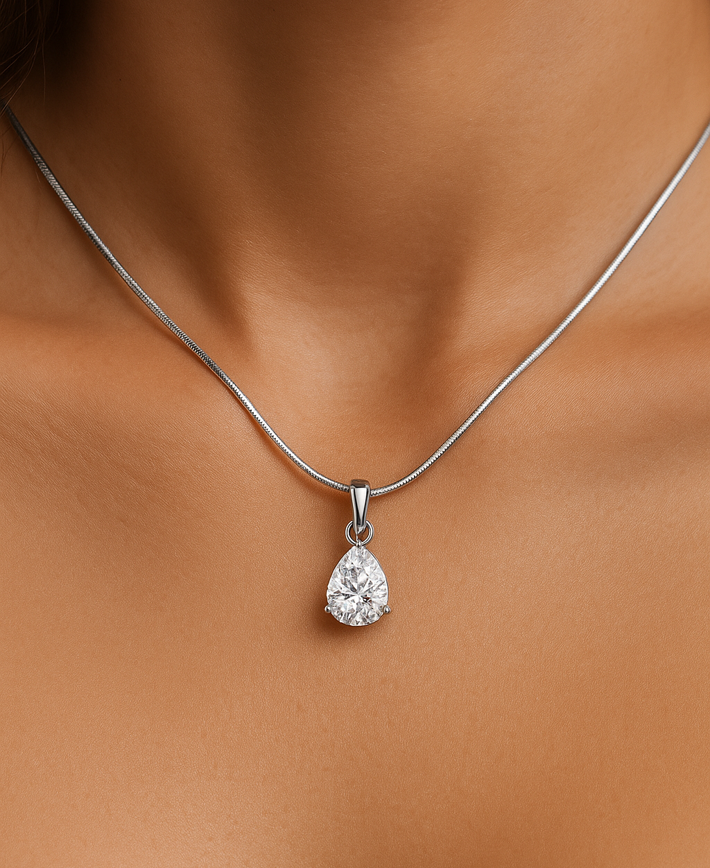Elegant Pear-Shaped Diamond Pendant Necklace in White Gold – Timeless Sparkle & Sophistication. 18k, 1ct, VS, G