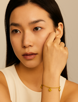 Yellow Gold Station Bracelet with dangling Clovers, 18k, 2.16gr