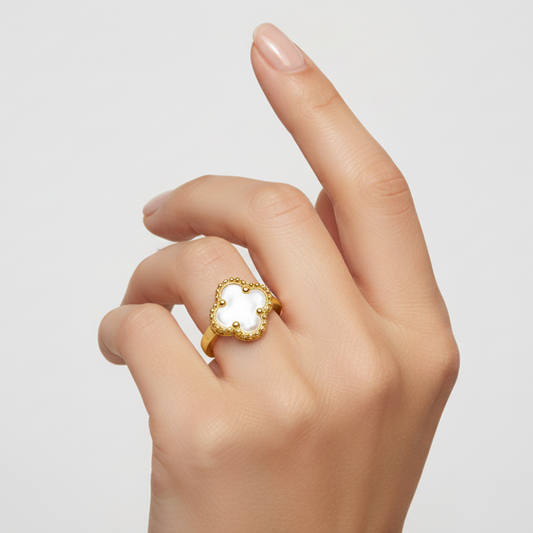18K Yellow Gold Clover Mother of Pearl Ring. 2.1gr