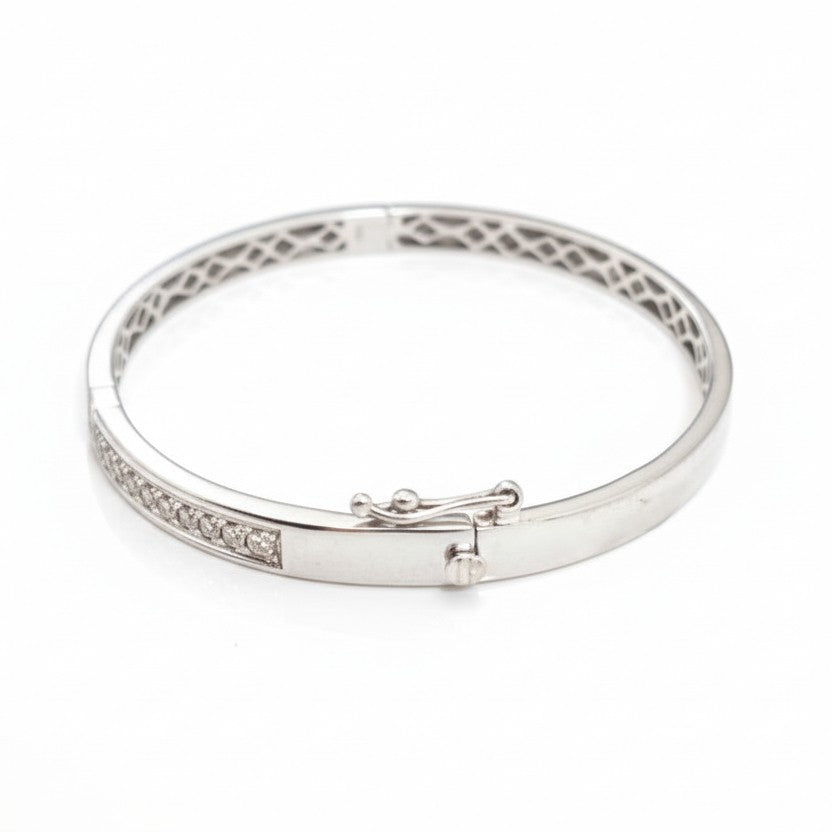White Gold Bangel Bracelet setting with Diamonds, 10k , TDW: 1.00Ct