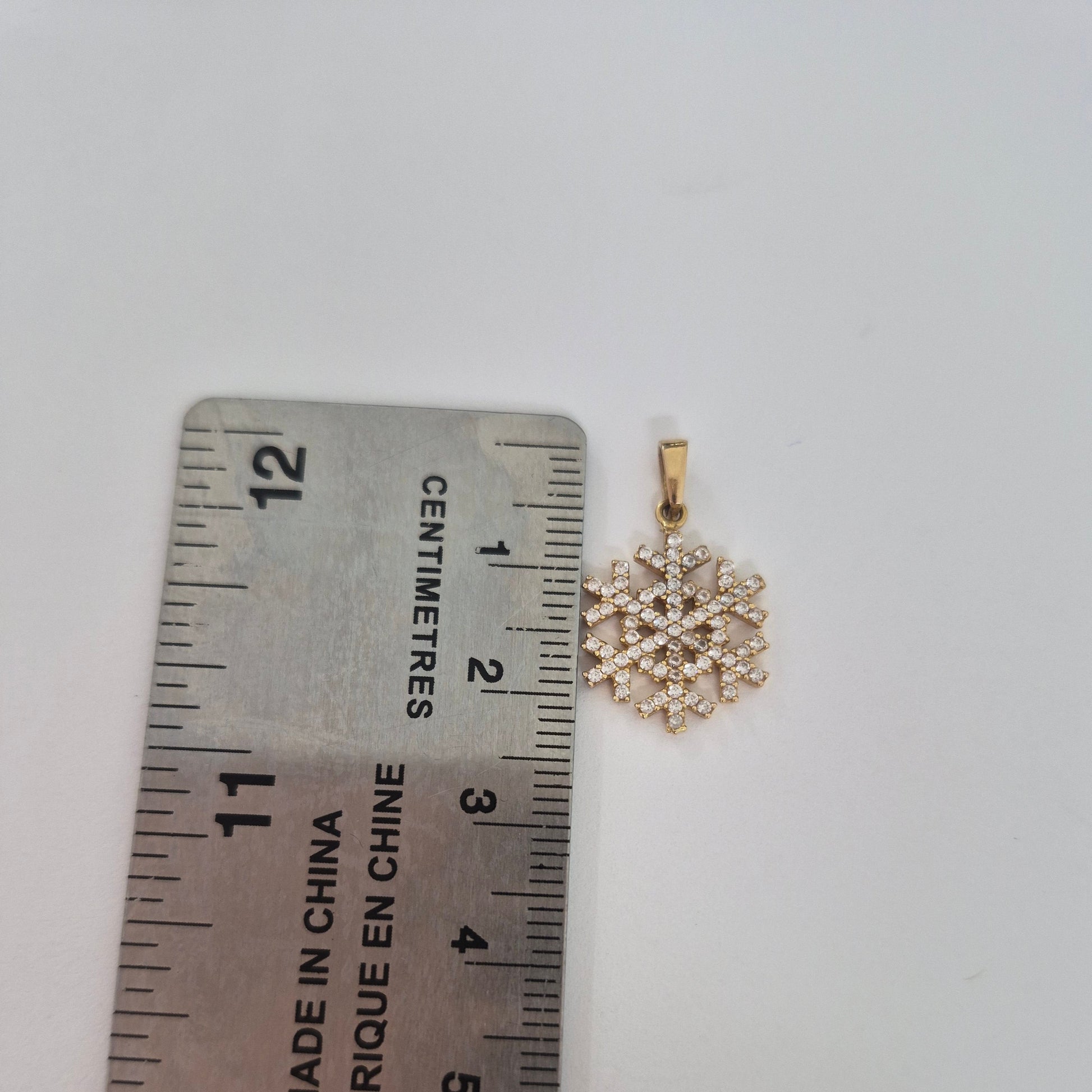 18k Yellow Gold Snow Flake Pendant with Cubic