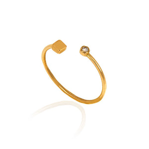 Yellow gold open ring with square and CZ at the end of shanks 18k 0.75gr