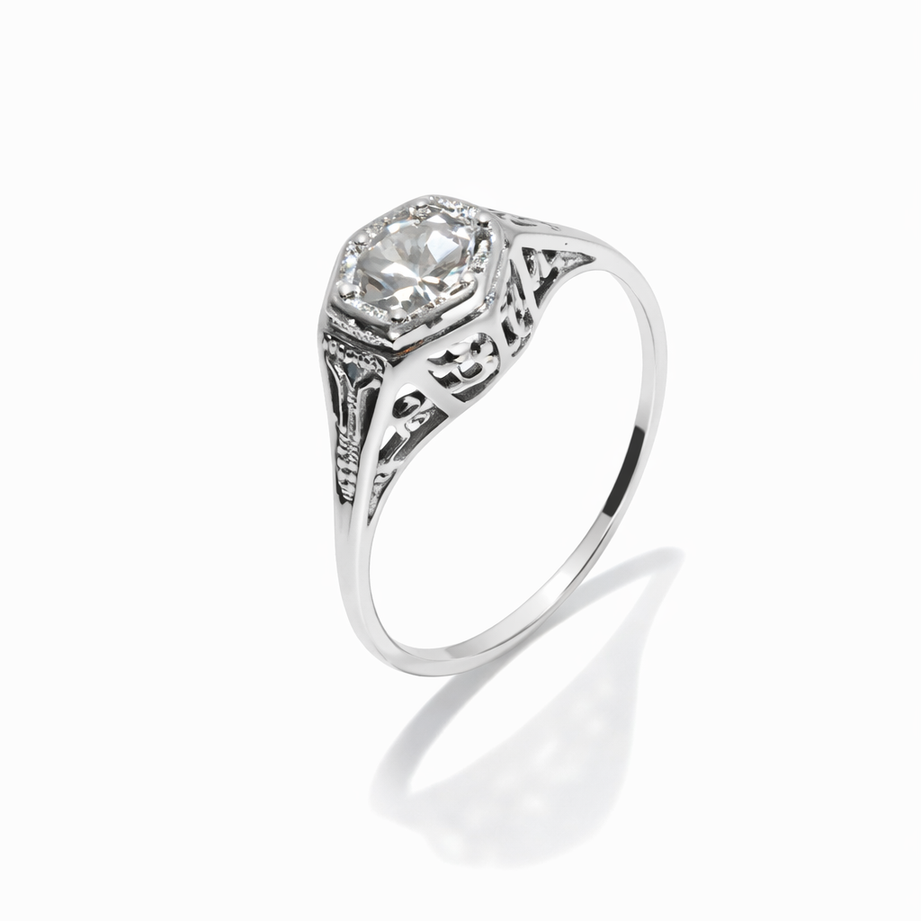18k Vintage White Gold Engagement Ring with one Diamond