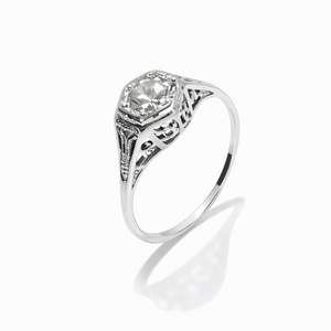 18k Vintage White Gold Engagement Ring with one Diamond