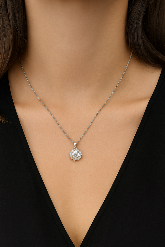 White Gold Flower Style Diamond Pendant and Chain Necklace.18k, Centre: 0.4ct, TDW: 0.7ct, VS1-2, EF