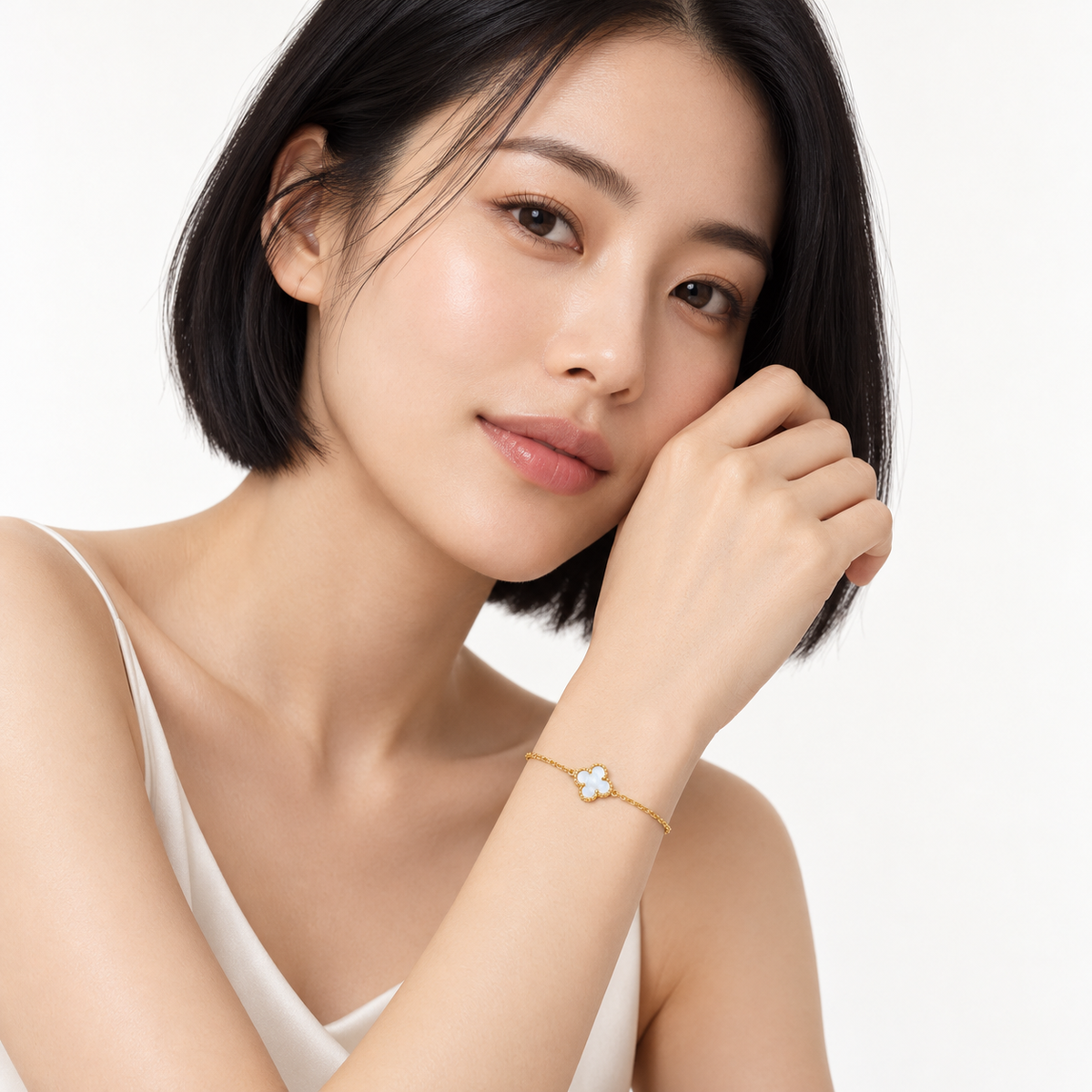 Premium 18K Yellow Gold Four-Leaf Clover Bracelet with Lustrous Mother-of-Pearl & Fine Beaded Detailing