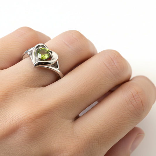 925 Sterling Silver Heart-Set Peridot Ring