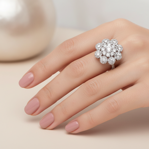 18K Diamond Blossom Cluster Ring in White Gold. TDW: 1.00ct VS1 – 2 EF