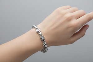 18K White Gold XO Design Bracelet With Diamond TDW:0.30ct SI G – H