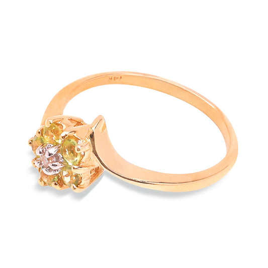Yellow Gold Ring with Peridot Flower and Diamond, 14k