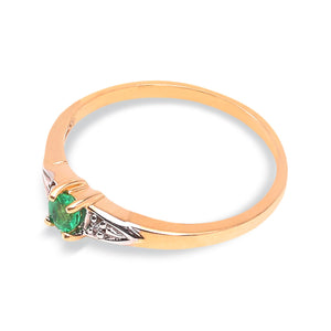 Yellow Gold Ring with Emerald in the middle and 2 small Diamonds, 10k