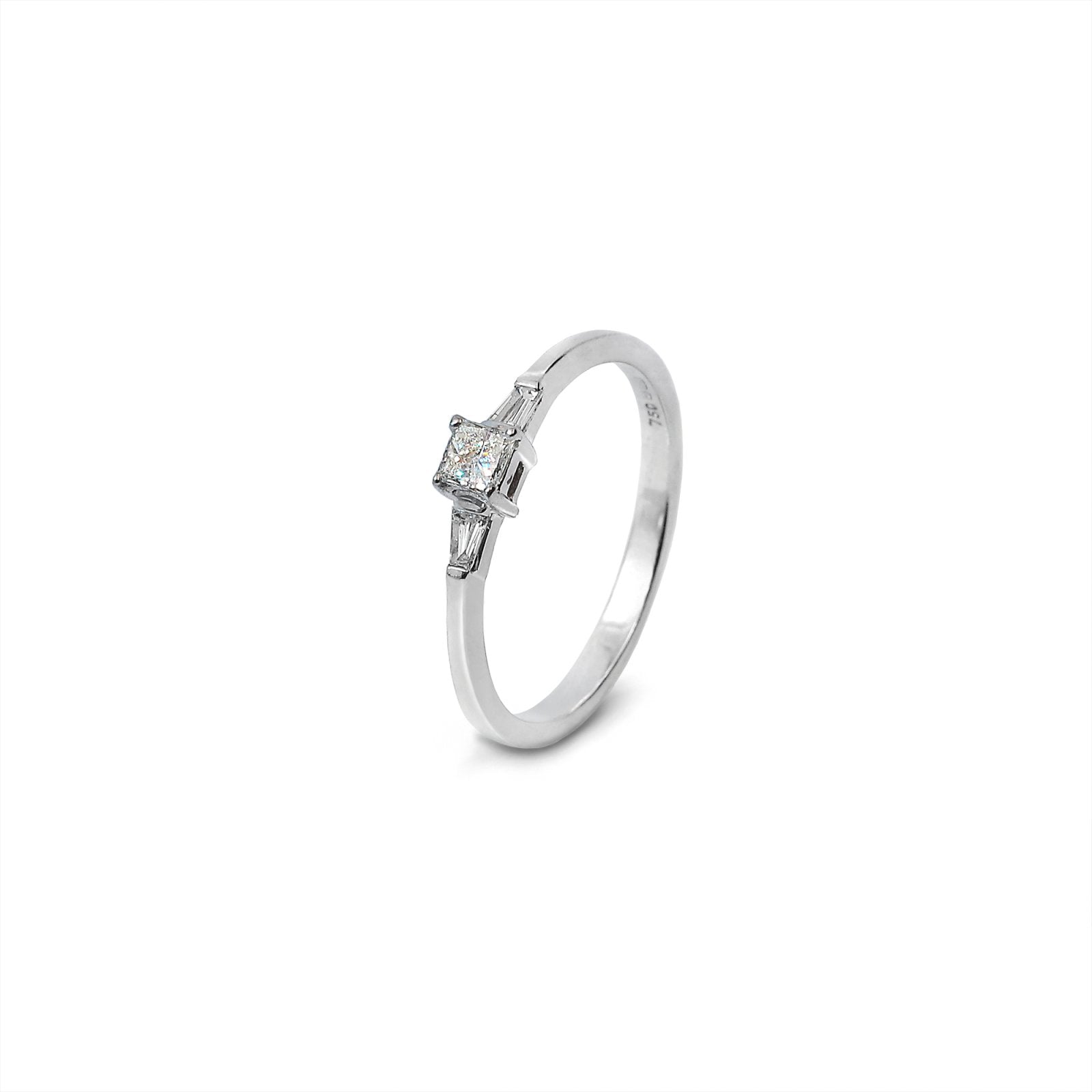 White Gold Diamond Ring with 0.18ct Princes Cut  and 2 Baguettes. TDW: 0.23ct  VS2 H  18k  2.18gr