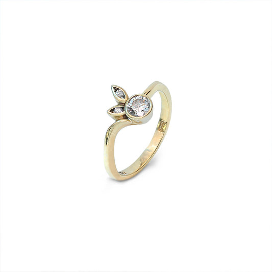 Yellow Gold Diamond Ring with Channel Setting, Centre Diamond: 0.25ct  and Two Small Diamonds in Leaf Shapes. 18k, TDW:0.27ct, VS , G-H