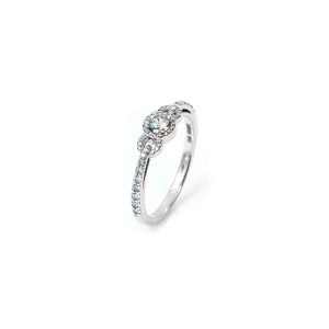 White Gold Diamond Ring Band Three Linked Circles on Top. Centre Diamond: 0.14ct and 44 Small Round Cut Diamonds on Two Side Circles and Shanks. TDW: 0.51ct VS-SI FH. 18k 2.75gr