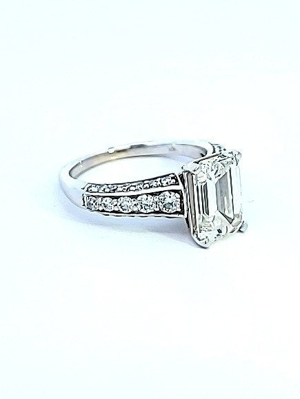 White Gold GIA Certified Emerald Cut Solitaire and Accent Diamond Ring. 8.92x6.07x3.86mm 1.89ct J VS2 GIA: 2211266913. 38 Round Diamonds on Side and Front Shoulders 18k 4.06gr  TDW: 2.46ct VS2-VS1 G-J