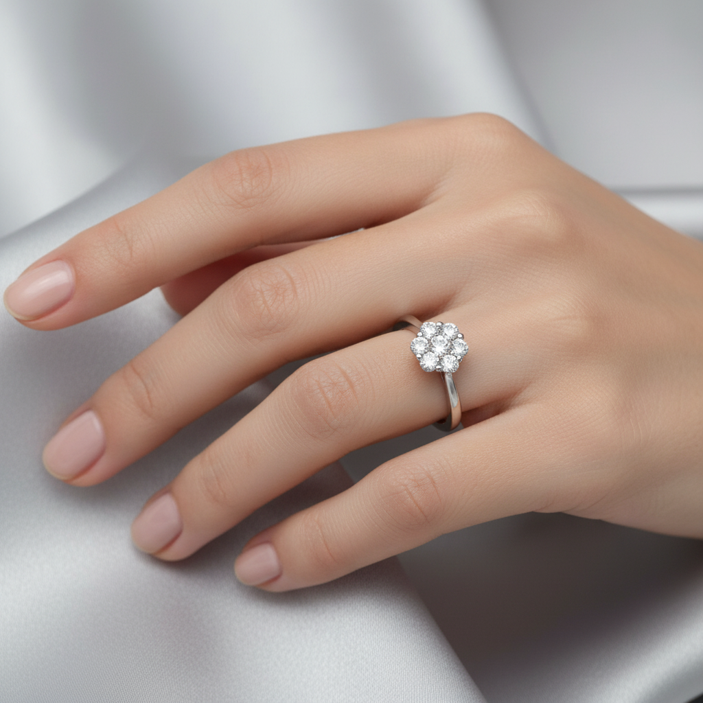 18K White Gold Flower Style Diamond Ring. TDW: 0.21ct VS F-G