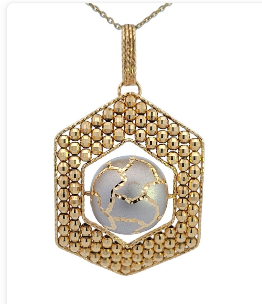 Yellow Gold Earth Design Pendant. 18k, 7.75gr
