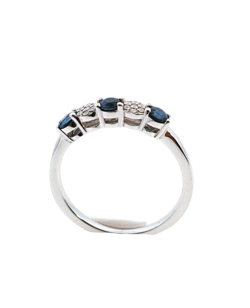 White Gold Ring With Three Natural Round Sapphire and Flower Setting Band. 14k, 2.2gr. S: 0.4ct, TDW: 0.14ct