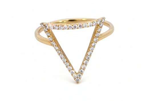 Yellow Gold Triangle Diamond Ring. 18k, 1.6gr, TDW: 0.22ct