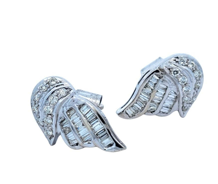 White Gold Pendant with Baguettes and Round Diamond Earrings. 18k, TDW: 0.98ct, VS-SI FG