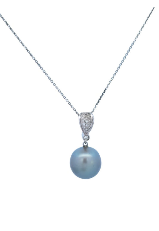 White Gold Large Tahitian Cultured  Black Pearl and Diamond Pendant. 18k, 5.3gr, P: 13.9mm. TDW: 0.15ct