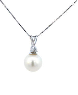 White Gold Freshwater Pearl and Diamond Pendant and Chain Necklace. 18k, P: 9.6mm, D: 0.12ct, SI1, G, 18