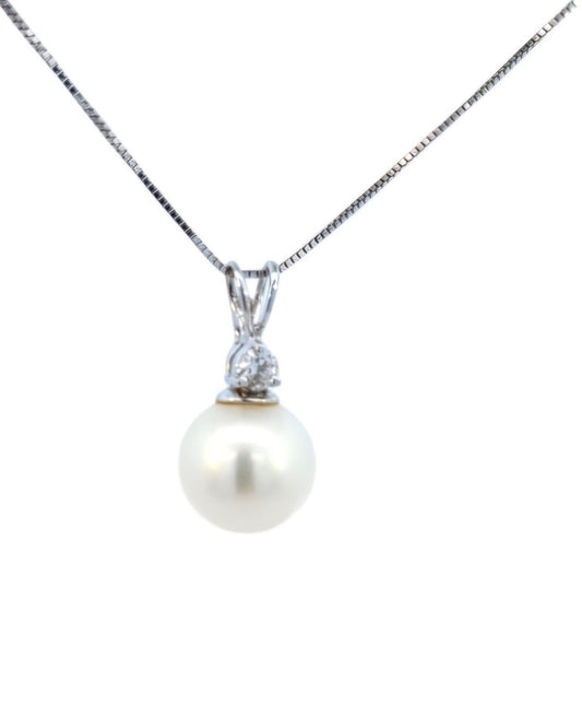 White Gold Freshwater Pearl and Diamond Pendant and Chain Necklace. 18k, P: 9.6mm, D: 0.12ct, SI1, G, 18"