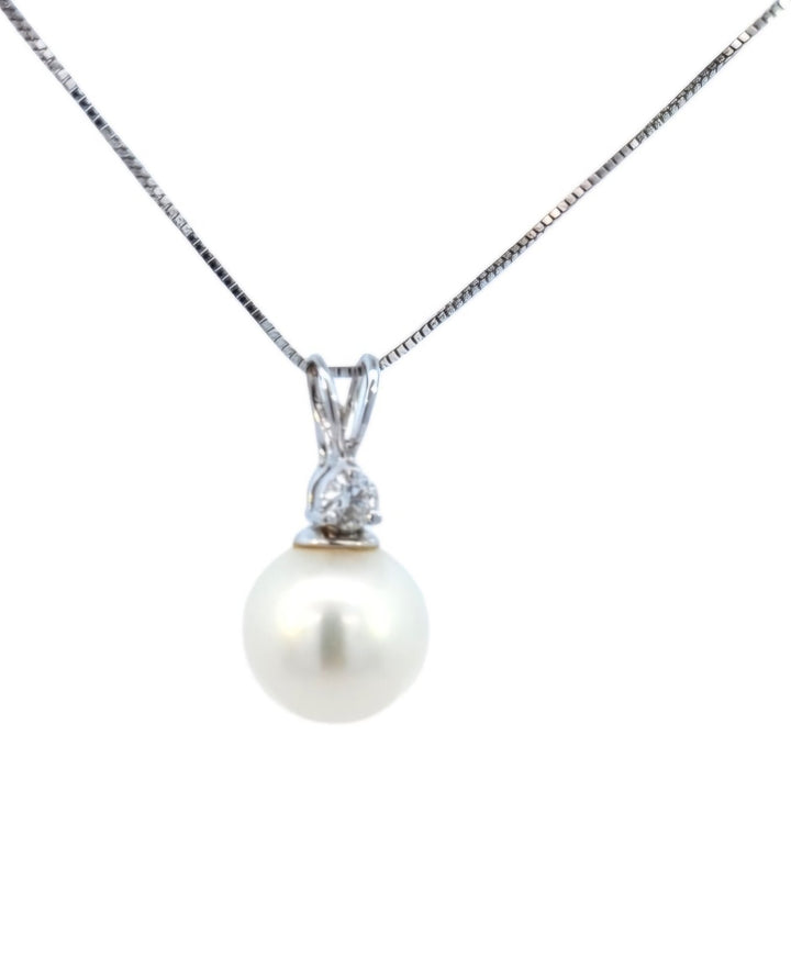 18K White Gold Freshwater Pearl and Diamond Pendant and Chain Necklace