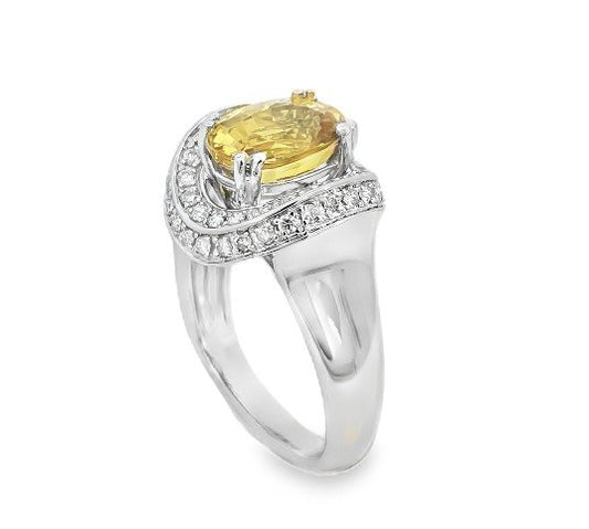 White Gold Oval Citrine and Diamond Ring. 14k, 6.12gr, Cit: 2ct, TDW: 0.60ct